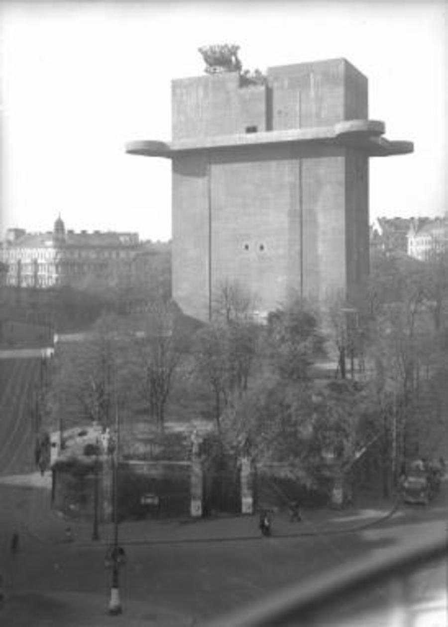 Der Turm um 1956 - noch mit "Würzburg Riesen" am 