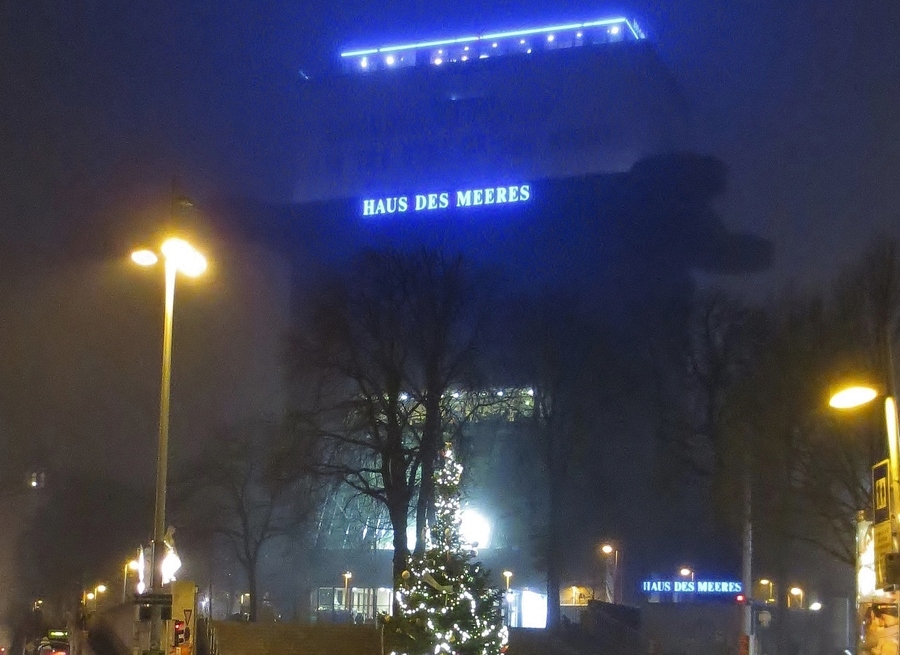 Unser Turm - derzeit bei Nacht noch schöner als b