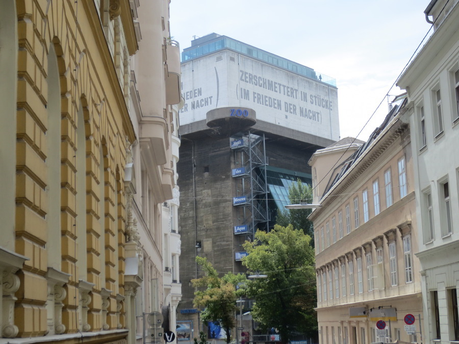 Blick von der Fußgängerzone MARIAHILFERSTRASSE