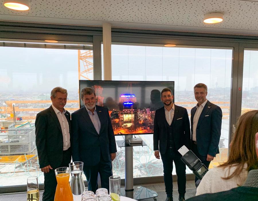 Bezirksvorsteher Markus Rumelhart und das HDM Team
