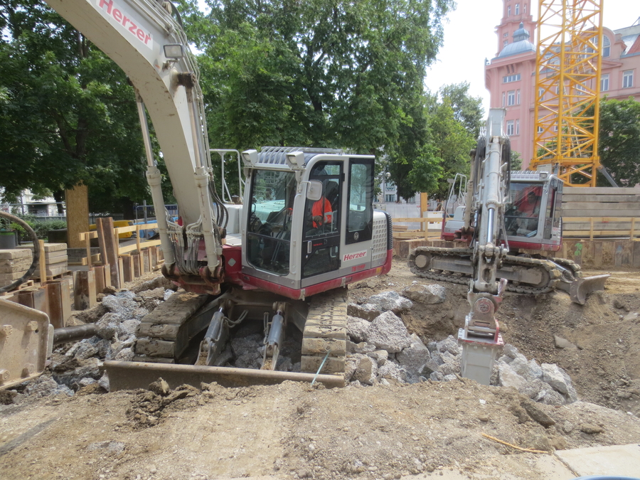 Bis zu zwei Bagger waren gleichzeitig im Einsatz