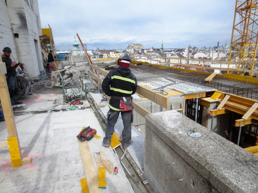 Die ehemalige Betonbrüstung auf der Vorderseite m