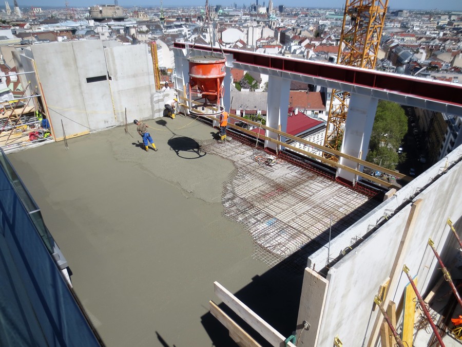 Hier wird gerade die Decke mit Beton ausgegossen. 