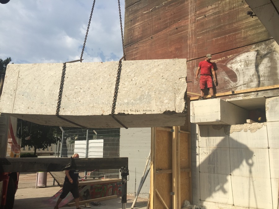 Temporäre Öffnung der Außenmauer für die Einbr