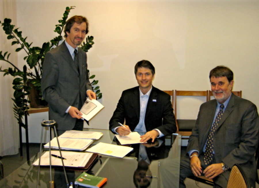 von links: Notar Dr.Kirchl - GF Hans Köppen - Fra