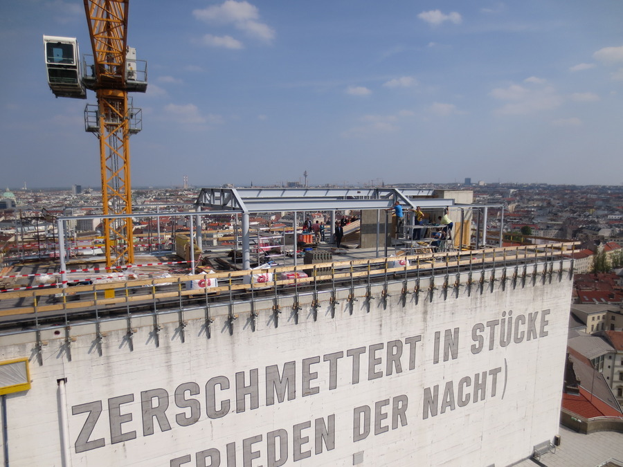 Vom Richtfest am Kran hängend...