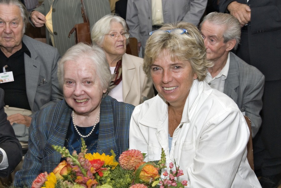 Edith Starmühlner mit VzBM. Grete Laska bei der W