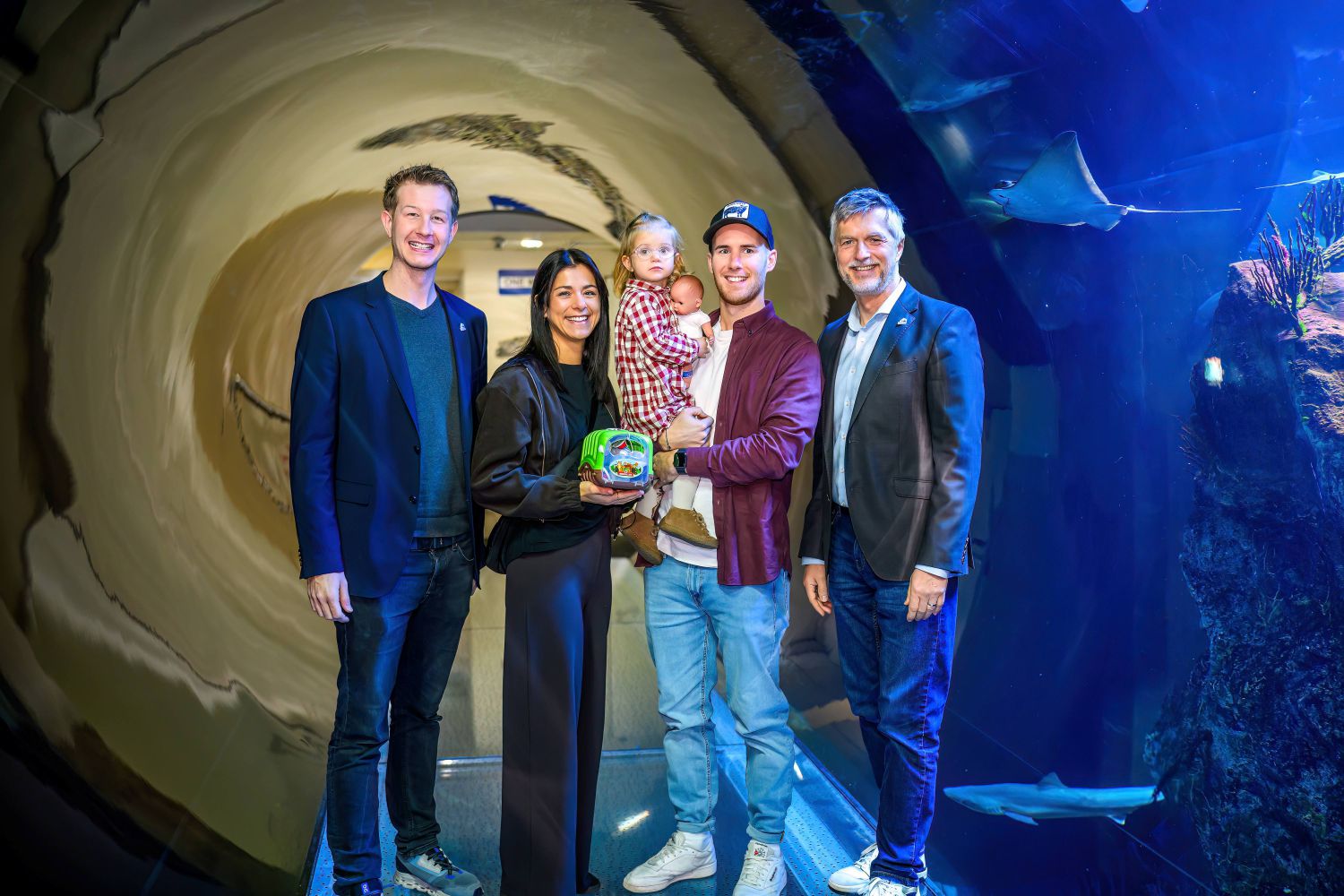 Die beiden Geschäftsführer gratulierten der Fami