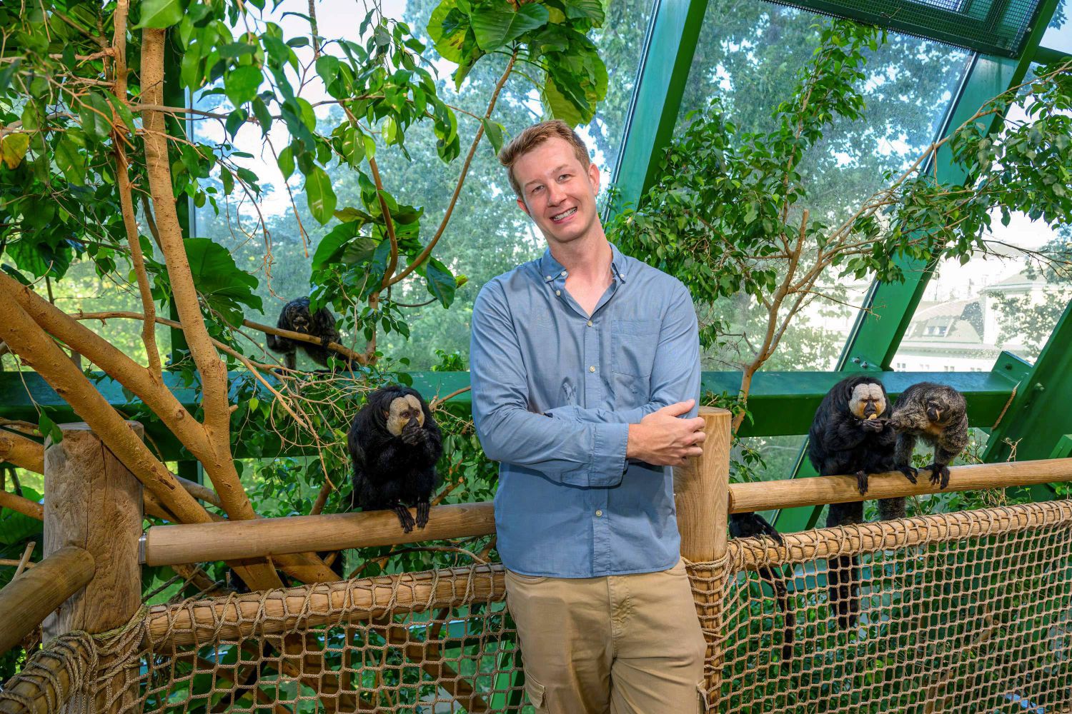 Zoodirektor Jeff Schreiner mit der gesamten Weißk