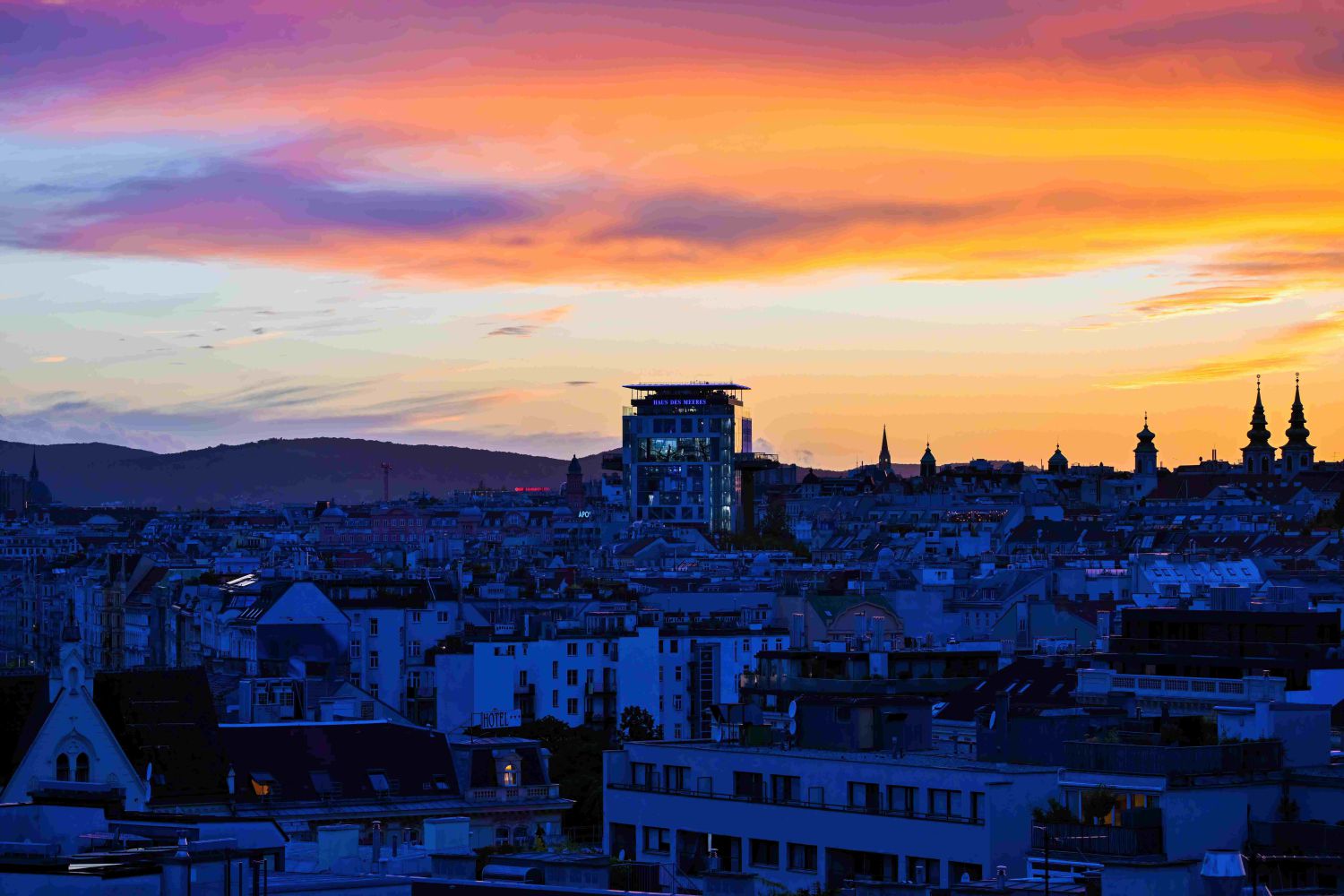Vom strahlenden Sonnenuntergang über der Stadt..