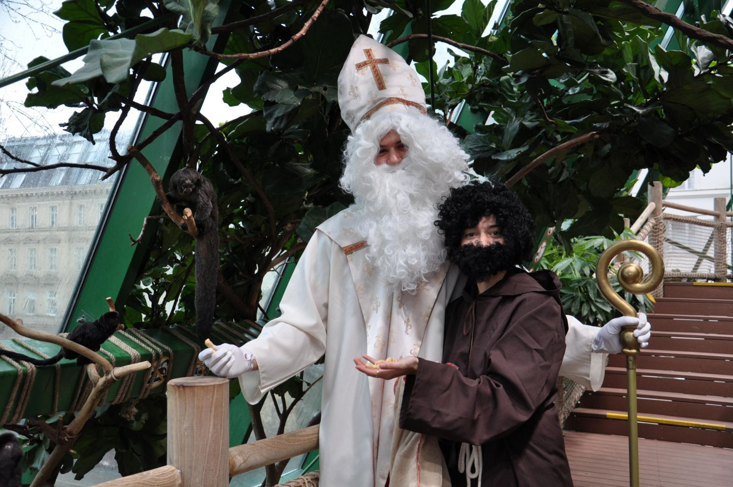 Der Nikolo und sein Helfer unterwegs im Haus des M