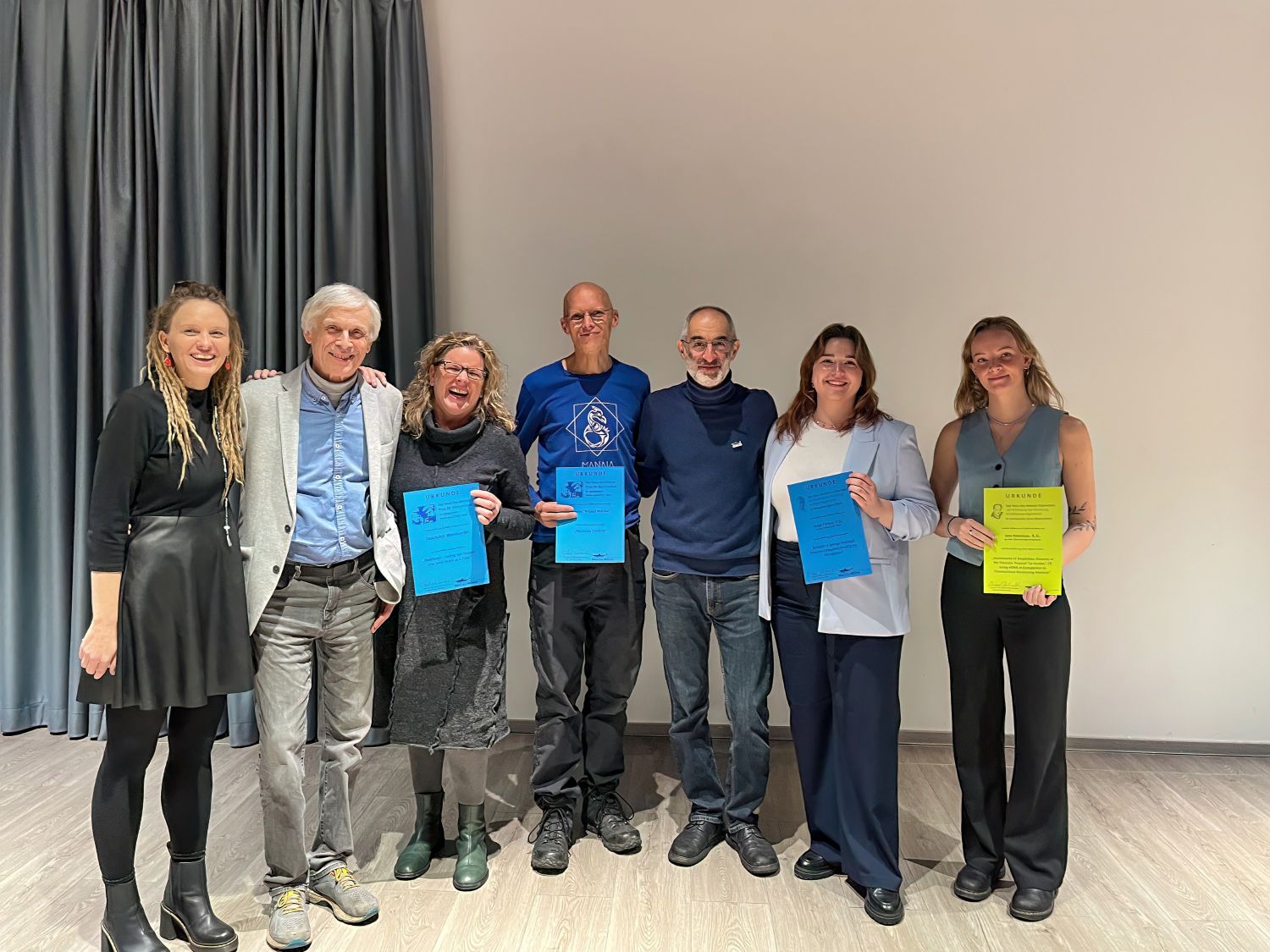 Die gesammelten Preisträger*innen mit Dr. Stachow