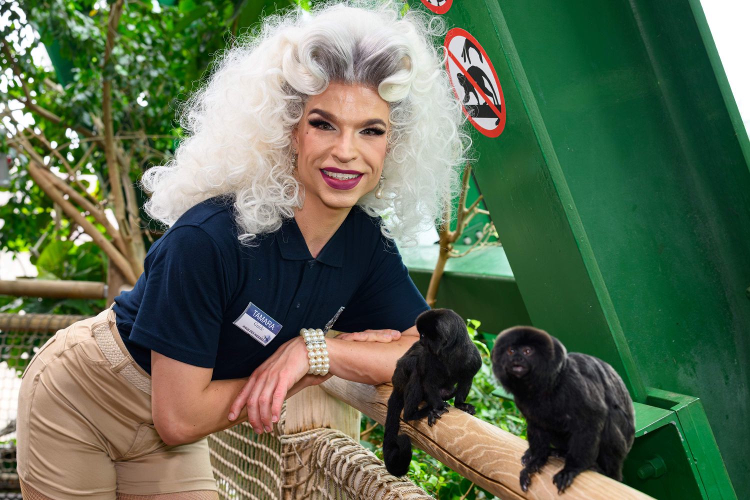 Tamara Mascara posiert mit ihrem Patentier, einem 
