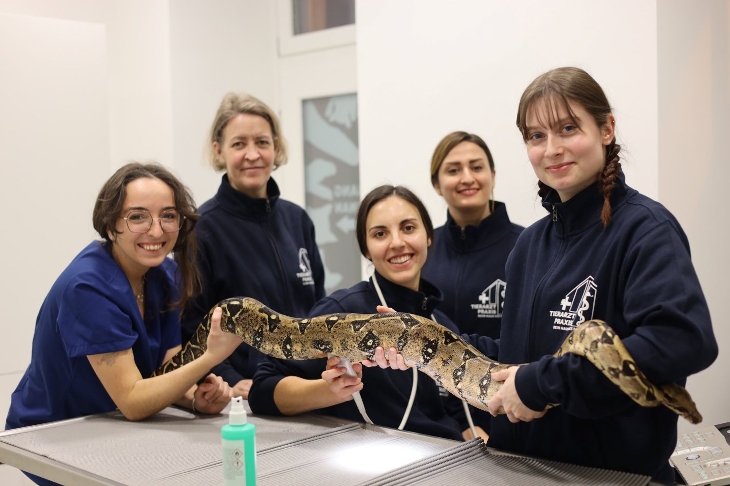 Das engagierte Team der Tierarztpraxis beim Haus d