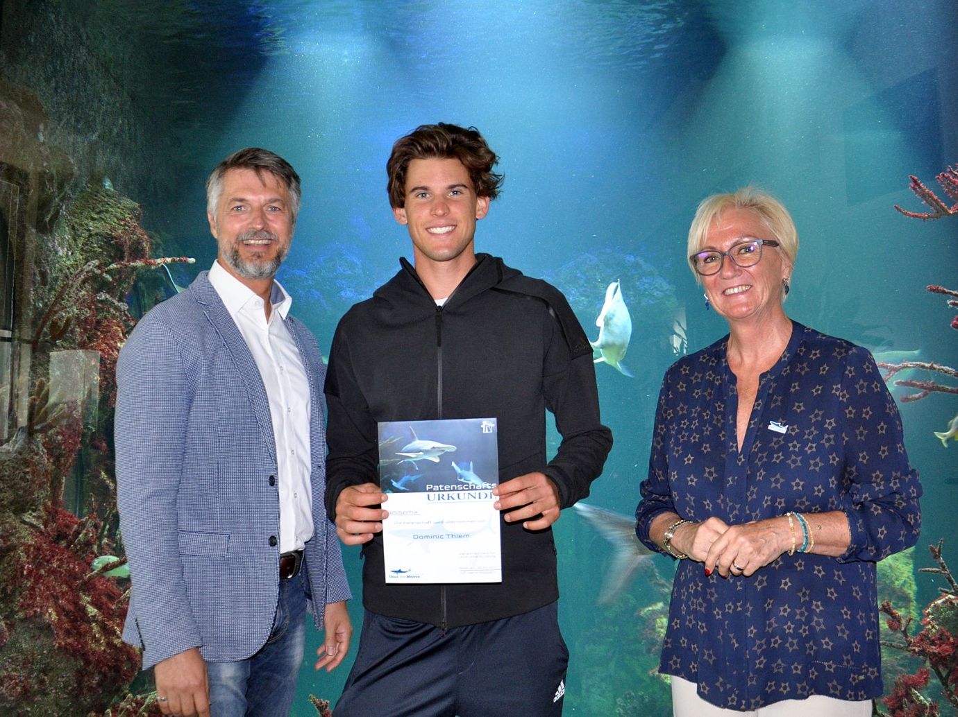 Tennisprofi Dominik Thiem mit GF Hans Köppen bei Patenschaftsübergabe vor dem Hammerhaibecken