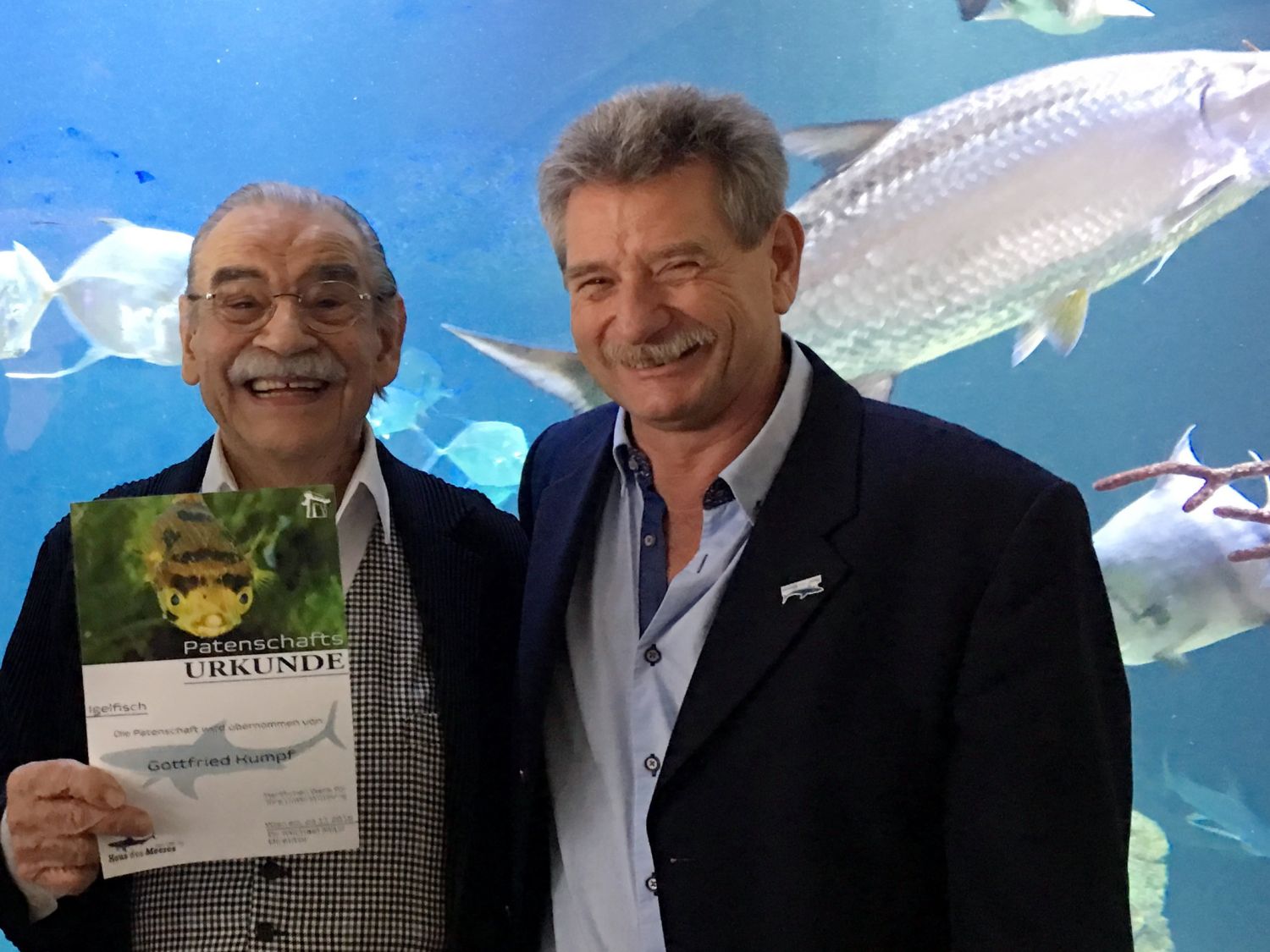 Künstler Gottfried Kumpf und Direktor Michael Mitic vor Aquarium
