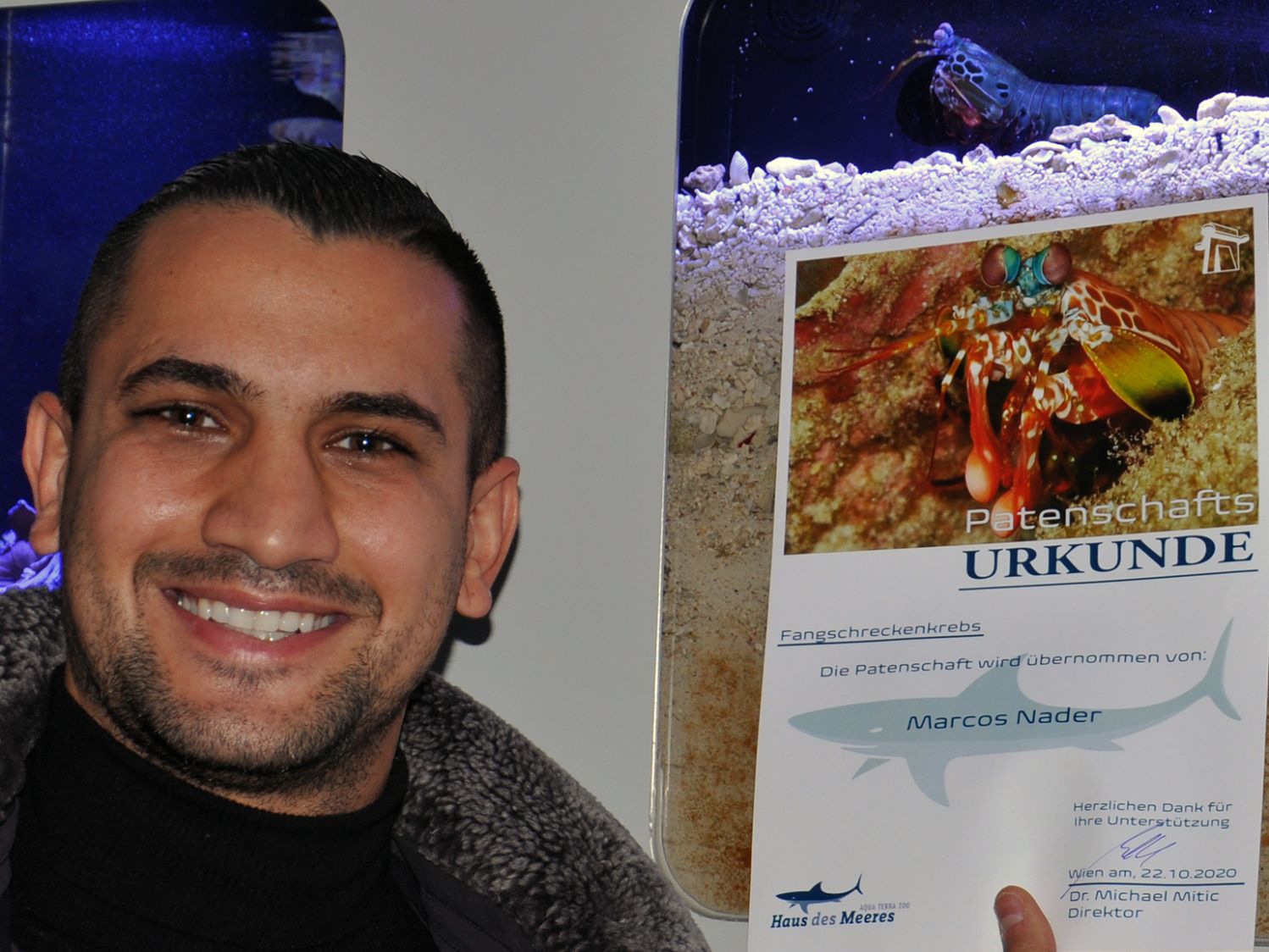 Profiboxer Marcos Nader vor Aquarium mit Fangschreckenkrebs