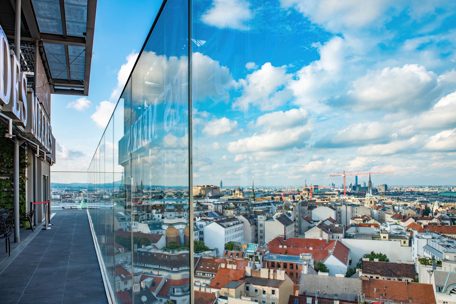 360° OCEAN SKY Dachterrasse mit hoher Glasscheibe mit Blick auf Wien