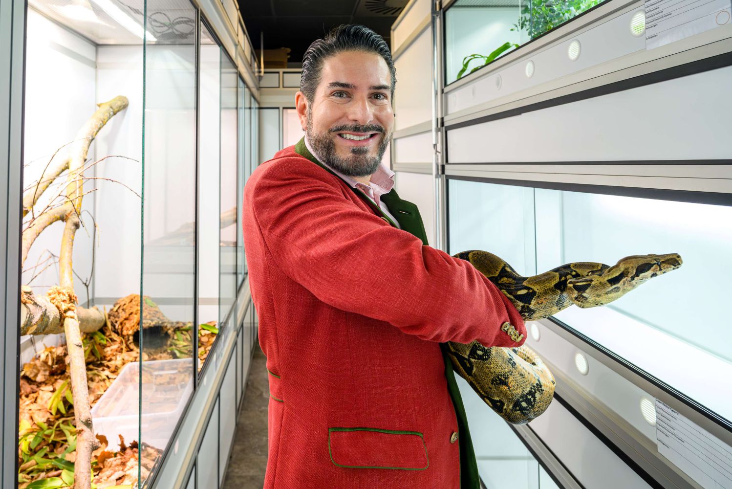 Kammersänger Clemens Unterreiner mit einer Boa constrictor