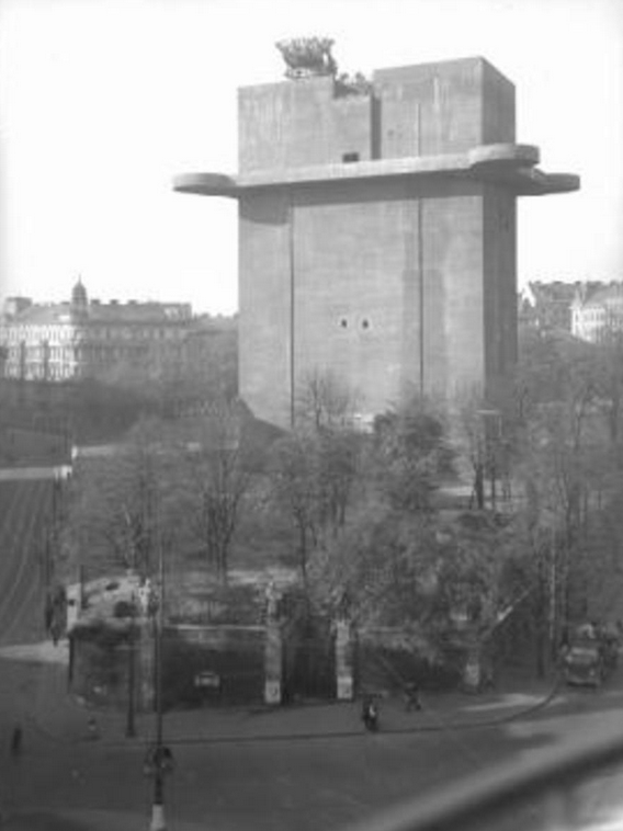 Original-Flakturm aus den 1940er Jahren in schwarz-weiß